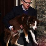 A BBC suprimiu uma investigação do Newsnight sobre as supostas ligações de Peter Mandelson com Moscou depois que o ex-ministro do Gabinete pressionou a corporação, afirmou o jornalista que trabalha na história. Na foto: Mandelson fotografado saindo de casa em 14 de fevereiro de 2026