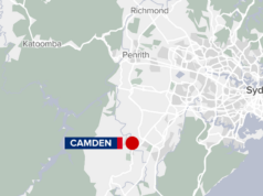 Serviços de emergência fecham estrada principal após acidente de dois carros no sudoeste de Sydney Serviços de emergência fecham estrada principal após acidente de dois carros no sudoeste de Sydney