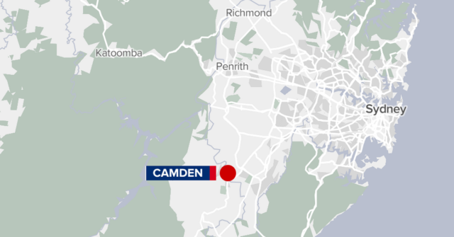 Serviços de emergência fecham estrada principal após acidente de dois carros no sudoeste de Sydney
