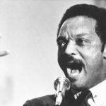 Jesse Jackson (centro) lidera um protesto em 1970 em Nova York pela Operação Breadbasket, uma campanha de desenvolvimento econômico.