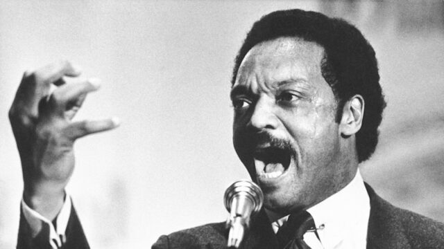 Jesse Jackson (centro) lidera um protesto em 1970 em Nova York pela Operação Breadbasket, uma campanha de desenvolvimento econômico.