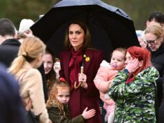 Seu abraço real! Kate recebe um abraço de um adorável jovem fã da realeza que não quer deixar a princesa ir ao País de Gales Um adorável jovem fã da Princesa de Gales correu para abraçá-la durante um encontro do lado de fora de uma galeria de arte galesa - mas não foi tão rápido em deixá-la ir
