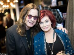 Sharon Osbourne toma a dolorosa decisão de se mudar em tempo parcial para os EUA e longe da casa de Buckinghamshire, onde seu marido Ozzy está enterrado. Sharon Osbourne teve que tomar a dolorosa decisão de se mudar em tempo parcial para os EUA após a morte de seu marido Ozzy no ano passado (foto em 2017)