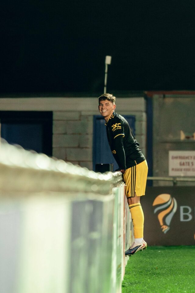 Jayce Fitzgerald saindo do Manchester United.