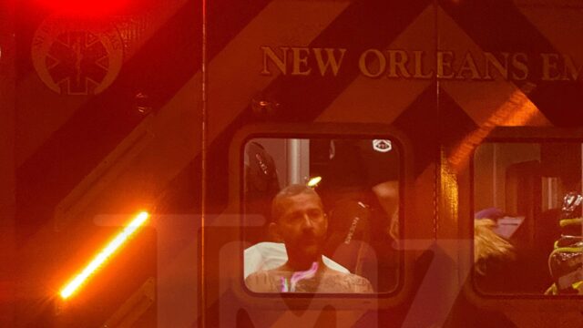 Shia LaBeouf briga no Mardi Gras de Nova Orleans, tratado 021726 ambulância shia labouf kal