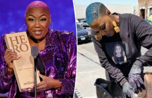 Shirley Raines, estrela do TikTok, conhecida por ajudar moradores de rua em Skid Row, causa da morte revelada Shirley Raines lavando o cabelo de uma pessoa ao ar livre em uma bacia portátil.