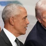 ARQUIVO - O ex-presidente Barack Obama conversa com o então presidente eleito Donald Trump enquanto Melania Trump lê o programa fúnebre antes do funeral de estado do ex-presidente Jimmy Carter na Catedral Nacional de Washington em Washington, 9 de janeiro de 2025. (AP Photo/Jacquelyn Martin, Arquivo)