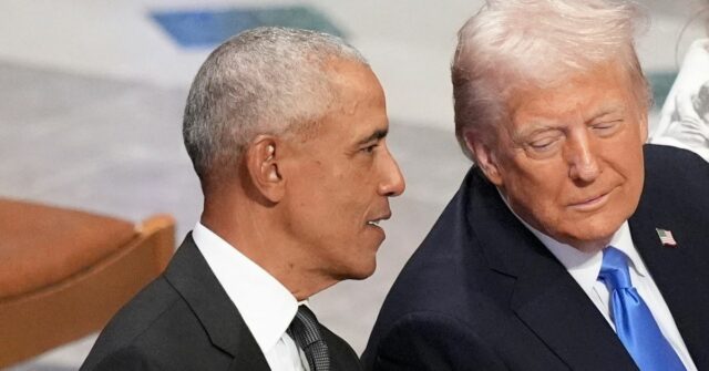 ARQUIVO - O ex-presidente Barack Obama conversa com o então presidente eleito Donald Trump enquanto Melania Trump lê o programa fúnebre antes do funeral de estado do ex-presidente Jimmy Carter na Catedral Nacional de Washington em Washington, 9 de janeiro de 2025. (AP Photo/Jacquelyn Martin, Arquivo)