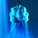 O artista do Apple Music Super Bowl LX Halftime Show, Bad Bunny, parte após uma entrevista coletiva, quinta-feira, 5 de fevereiro de 2026, em San Francisco, antes do jogo de futebol americano NFL Super Bowl 60 entre o Seattle Seahawks e o New England Patriots. (AP Photo/Godofredo A. Vásquez)