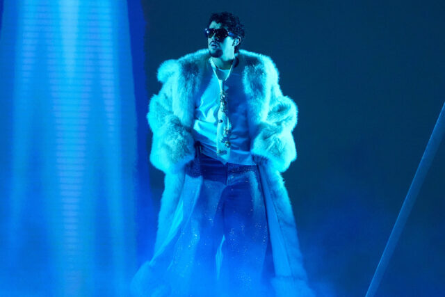 O artista do Apple Music Super Bowl LX Halftime Show, Bad Bunny, parte após uma entrevista coletiva, quinta-feira, 5 de fevereiro de 2026, em San Francisco, antes do jogo de futebol americano NFL Super Bowl 60 entre o Seattle Seahawks e o New England Patriots. (AP Photo/Godofredo A. Vásquez)