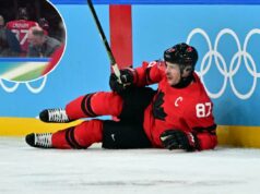 Sidney Crosby patina em sinal positivo do Canadá antes do confronto com os EUA pelo ouro olímpico no hóquei Sidney Crosby, do Canadá, reagindo após sofrer uma lesão durante um jogo olímpico de hóquei no gelo.