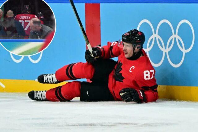 Sidney Crosby patina em sinal positivo do Canadá antes do Sidney Crosby, do Canadá, reagindo após sofrer uma lesão durante um jogo olímpico de hóquei no gelo.