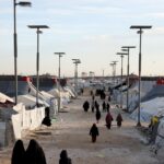 Detidos se reúnem no campo de al-Hol depois que o governo sírio assumiu o controle dele após a retirada das Forças Democráticas Sírias (SDF), em Hasaka, Síria, 21 de janeiro de 2026. REUTERS/Khalil Ashawi