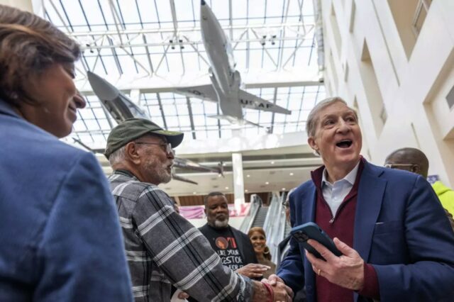 Skelton: O bilionário que quer ser governador da Califórnia Skelton: O bilionário que quer ser governador da Califórnia