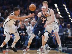 Sloppy Nets recebe um lembrete brutal do Thunder em caso de derrota O armador do Oklahoma City Thunder, Alex Caruso (9), passa enquanto o atacante do Brooklyn Nets, Michael Porter Jr. (17), defende durante o primeiro tempo no Paycom Center.