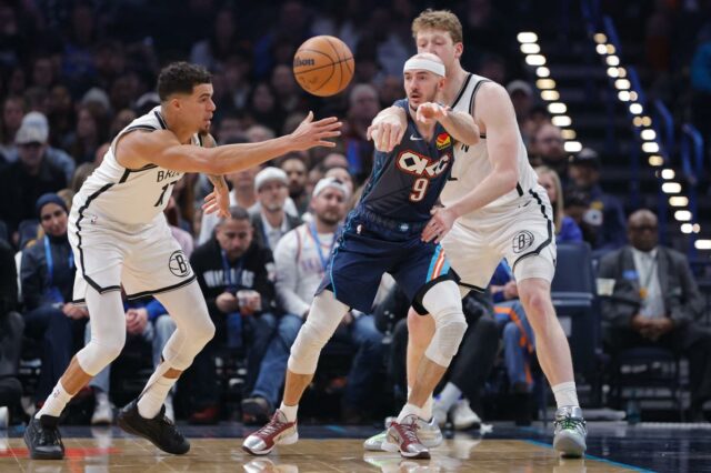 Sloppy Nets recebe um lembrete brutal do Thunder em caso O armador do Oklahoma City Thunder, Alex Caruso (9), passa enquanto o atacante do Brooklyn Nets, Michael Porter Jr. (17), defende durante o primeiro tempo no Paycom Center.