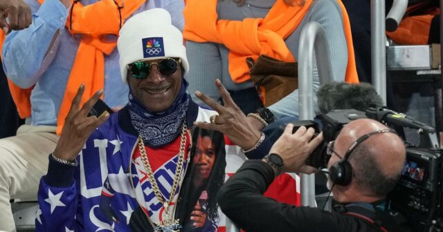 Snoop Dogg assume o papel de embaixador olímpico da alegria Snoop Dogg assume o papel de embaixador olímpico da alegria da NBC enquanto os Jogos mudam para sua cidade natal