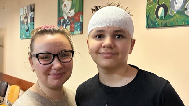 Olga Pavliieva e seu filho, Yehor, no Centro Clínico de Cuidados de Saúde Infantil de Lviv.