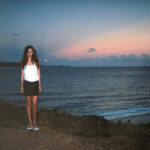 Uma foto fornecida à CBS News pela sobrevivente de Jeffrey Epstein, Juliette Bryant, mostra sua posição na ilha particular do financista americano e criminoso sexual condenado, Little St. James, nas Ilhas Virgens dos EUA, em 2002. / Crédito: Cortesia de Juliette Bryant