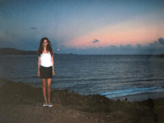 Sobrevivente de Epstein conta à CBS News como foi traficada e agredida Uma foto fornecida à CBS News pela sobrevivente de Jeffrey Epstein, Juliette Bryant, mostra sua posição na ilha particular do financista americano e criminoso sexual condenado, Little St. James, nas Ilhas Virgens dos EUA, em 2002. / Crédito: Cortesia de Juliette Bryant