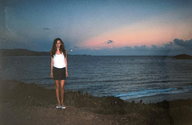 Uma foto fornecida à CBS News pela sobrevivente de Jeffrey Epstein, Juliette Bryant, mostra sua posição na ilha particular do financista americano e criminoso sexual condenado, Little St. James, nas Ilhas Virgens dos EUA, em 2002. / Crédito: Cortesia de Juliette Bryant