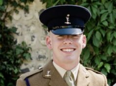 Soldado do exército britânico de 26 anos, de coração partido, que se separou de sua namorada, bateu em uma árvore a 130 km/h enquanto falava com ela ao telefone – e disse: ‘Você não terá mais notícias minhas’ Joshua Parsons, 26, um sinalizador do 220 Signal Squadron baseado em Colerne, Wiltshire, morreu no acidente noturno contra uma árvore enquanto falava com sua namorada Georgia Clements