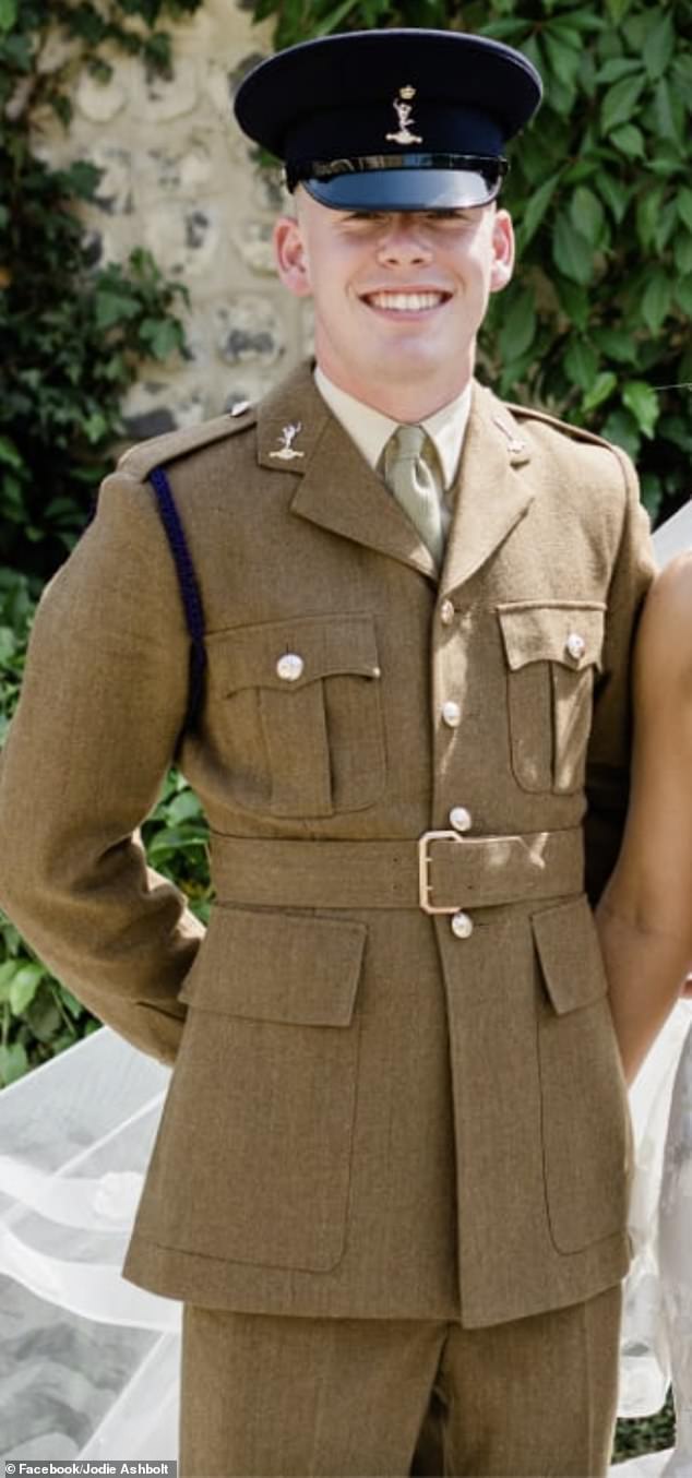 Soldado do exército britânico de 26 anos, de coração partido, Joshua Parsons, 26, um sinalizador do 220 Signal Squadron baseado em Colerne, Wiltshire, morreu no acidente noturno contra uma árvore enquanto falava com sua namorada Georgia Clements
