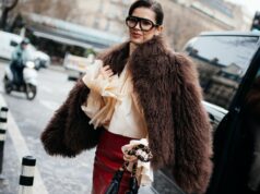 Sou editora de moda – essas 15 blusas parecem caras (mas não são) COPENHAGUE, DINAMARCA - 03 DE DEZEMBRO: Gili Biegun usa calças de alfaiataria marrons, malha marrom com lenço da Massimo Dutti, óculos de sol Celine, casaco longo oversized de couro marrom da Herskind, bolsa Prada Brown, luvas de couro Strathberry Brown em 03 de dezembro de 2024 em Copenhague, Dinamarca. (Foto de Raimonda Kulikauskiene/Getty Images)