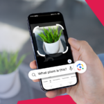 Duas mulheres andando na rua, com alguns recursos do Google Lens em destaque e seu logotipo ao fundo.