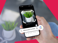 Sou oficialmente um ‘especialista em natureza’ (na minha rua), graças ao Google Lens Duas mulheres andando na rua, com alguns recursos do Google Lens em destaque e seu logotipo ao fundo.