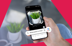 Sou oficialmente um ‘especialista em natureza’ (na minha rua), graças ao Google Lens Duas mulheres andando na rua, com alguns recursos do Google Lens em destaque e seu logotipo ao fundo.