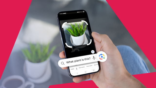 Duas mulheres andando na rua, com alguns recursos do Google Lens em destaque e seu logotipo ao fundo.