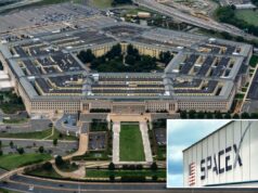 SpaceX competirá em concurso do Pentágono para tecnologia de drones autônomos: relatório O logotipo da SpaceX e uma bandeira americana exibida em um prédio.