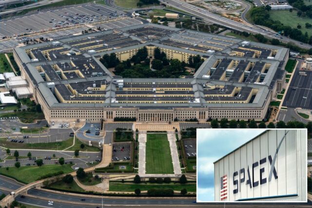 O logotipo da SpaceX e uma bandeira americana exibida em um prédio.