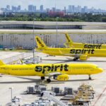 Três aviões Spirit Airlines Airbus A321 estacionados no aeroporto de Fort Lauderdale.