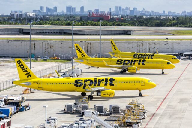 Spirit Airlines venderá 20 jatos, lembra comissários de bordo dispensados Três aviões Spirit Airlines Airbus A321 estacionados no aeroporto de Fort Lauderdale.