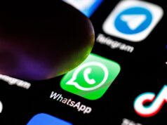 Spyware Predator da Intellexa usado para hackear iPhone de jornalista em Angola, diz investigação duas capturas de tela lado a lado de mensagens de WhatsApp enviadas ao jornalista angolano.