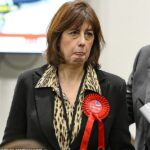 Uma vice-líder trabalhista taciturna, Lucy Powell, observa a contagem dos votos nas eleições suplementares de Gorton e Denton