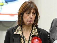 Starmer enfrenta uma espera ansiosa enquanto os votos são contados nas eleições suplementares de Gorton e Denton, com a Reforma e os Verdes esperando desferir outro golpe no PM Uma vice-líder trabalhista taciturna, Lucy Powell, observa a contagem dos votos nas eleições suplementares de Gorton e Denton