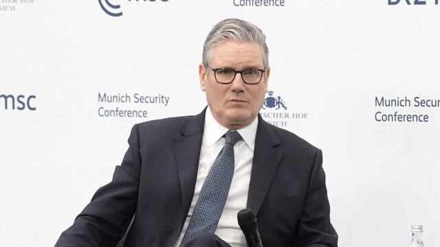 Starmer envia grupo de ataque do Reino Unido ao Ártico, cita a crescente ameaça da Rússia enquanto Trump pressiona acordo com a Groenlândia
