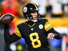 Steelers fazendo planos para o quarterback se Aaron Rodgers não retornar Pittsburgh Steelers makes a pass during the first quarter of the game against the Miami Dolphins