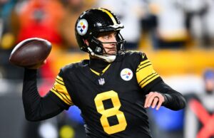 Steelers fazendo planos para o quarterback se Aaron Rodgers não retornar Pittsburgh Steelers makes a pass during the first quarter of the game against the Miami Dolphins