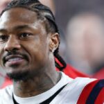 Stefon Diggs, nº 8 do New England Patriots, afastado durante o Super Bowl LX contra o Seattle Seahawks.