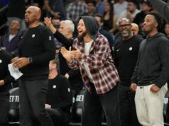 Steph Curry perderá o terceiro jogo consecutivo do Warriors devido a uma lesão no joelho direito Steph Curry perderá o terceiro jogo consecutivo do Warriors devido a uma lesão no joelho direito