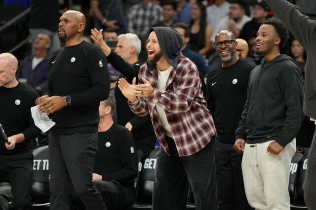 Steph Curry perderá o terceiro jogo consecutivo do Warriors devido a uma lesão no joelho direito
