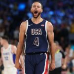 Stephen Curry, da equipe dos EUA, grita durante o jogo da medalha de ouro dos Jogos Olímpicos de Paris 2024.