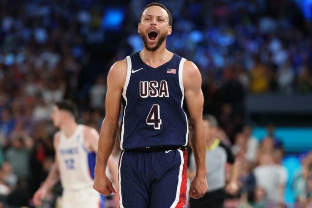 Stephen Curry, da equipe dos EUA, grita durante o jogo da medalha de ouro dos Jogos Olímpicos de Paris 2024.