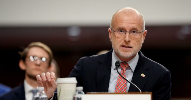 Stephen Colbert, Trump e o confronto sobre a regra de igualdade de tempo da FCC
