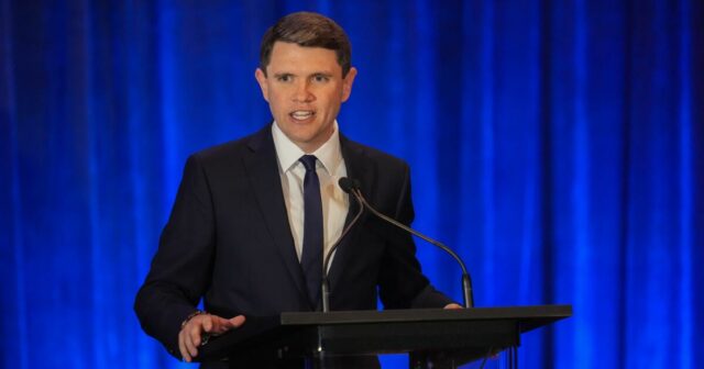 Stephen Colbert critica a CBS por causa da entrevista no ar bloqueada com o candidato democrata ao Senado do Texas, James Talarico
