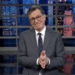 Stephen Colbert zomba alegremente do show alternativo do intervalo do Super Bowl do All American